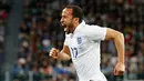 Gelandang Inggris, Andros Townsend merayakan selebrasi usai mencetak gol ke gawang Italia saat laga persahabatan di Juventus Stadium,Italia, Rabu (1/4/2015). Italia bermain imbang 1-1 atas Inggris. ( Reuters/Carl Recine)