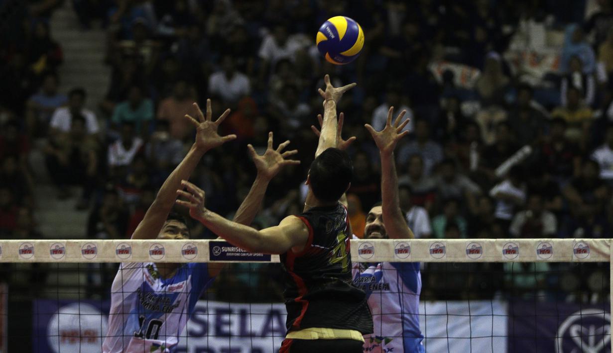 Pemain Jakarta Pertamina Energi melakukan smes saat melawan Palembang Bank Sumselbabel dalam ajang Proliga 2019 di GOR Among Rogo, Yogyakarta, Minggu (24/12). JPE menang 3-1 atas PBS. (Bola.com/Yoppy Renato)