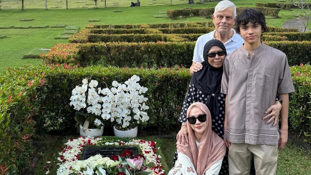 Potret BCL Nyekar ke Makam Bareng Keluarga Mendiang Ashraf Sinclair, Penuh Kehangatan