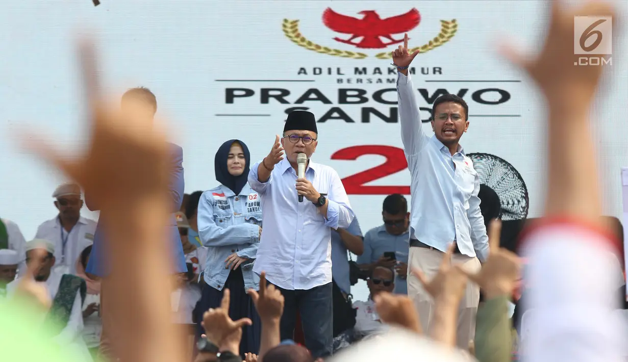 Ketua Umum PAN Zulkifli Hasan saat kampanye terbuka Capres nomor urut 02, Prabowo Subianto di area Stadion Pakansari Kab Bogor, Jumat (29/3). Kampanye terbuka itu dihadiri tokoh partai politik yang tergabung dalam Koalisi Indonesia Adil Makmur. (Liputan6.com/Helmi Fithriansyah)