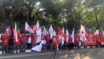 Kenakan Kaos Bernuansa Merah, Massa PSI Penuhi Depan Gedung KPU