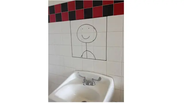 Desain cermin kamar mandi nyeleneh (Sumber: Boredpanda)