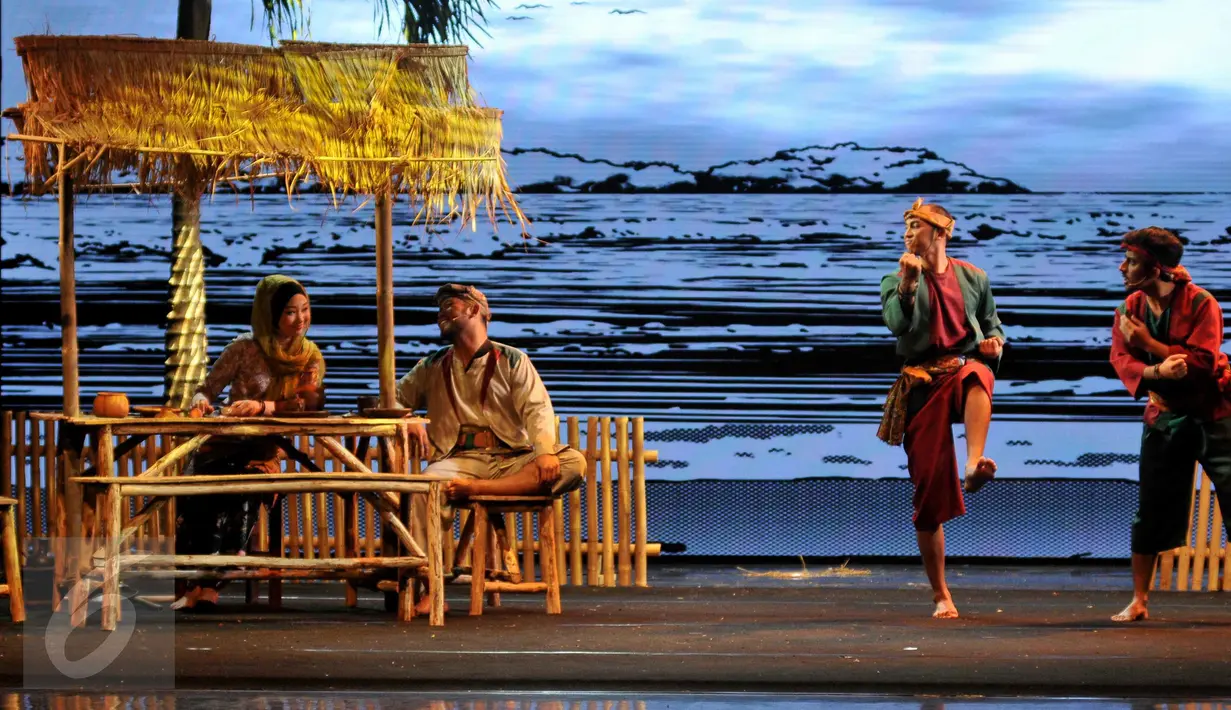 Penampilan finalis Abang None Jakarta dalam pertunjukan sandiwara Betawi berjudul ‘JAWARA! Langgam Hati Dari Marunda’ di Gedung Kesenian Jakarta, Jumat (23/10). Teater tentang silat betawi ini digelar pada 24-25 Oktober 2015. (Liputan6.com/Gempur M Surya)