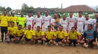 Enden, menggunakan korstim kuning (berdiri paling kiri atas) sebelum pertandingan melawan Media United dalam Muspica Cup U35 (Liputan6.com/Jayadi Supriadin)