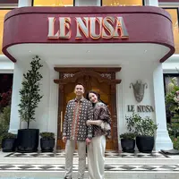 Setelah sukses membuka cabang di Paris, restoran Le Nusa kini resmi hadir di Jakarta. Acara pembukaan restoran ini berlangsung meriah dengan dihadiri sejumlah figur publik ternama, termasuk sang pemilik, Nagita Slavina. [@raffinagita1717].