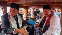 Bakal calon gubernur dan wakil gubernur dari Partai Demokrasi Indonesia Perjuangan (PDIP), Pramono Anung dan Rano Karno saat berada dalam oplet menuju kantor Komisi Pemilihan Umum (KPU) Provinsi DKI Jakarta, Rabu (28/8/2024). (merdeka.com/Arie Basuki)