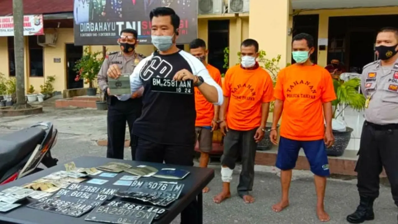 Konferensi pers pencurian sepeda motor di Polsek Tampan, Pekanbaru.