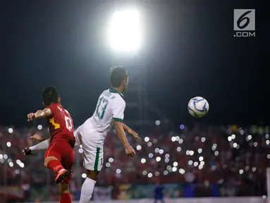 Pemain Timnas U-22, Febri Hariyadi merebut bola dari pemain Vietnam pada babak penyisihan grup B SEA Games 2017 di Stadion Selayang, Selangor, Malaysia, Selasa (22/8). Indonesia bermain imbang melawan Vietnam dengan skor 0-0. (Liputan6.com/Faizal Fanani)