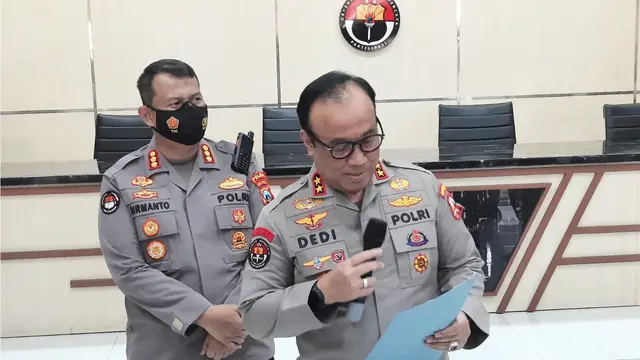 Kadiv Humas Polri Irjen Pol Dedi Prasetyo saat memberikan keterangan terkait tragedi Kanjuruhan Malang. (Dian Kurniawan/Liputan6.com)