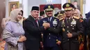 Ketua KPK periode 2019-2023 Firli Bahuri (kedua kiri) bersalaman dengan Panglima TNI Hadi Tjahjanto dan Kapolri Idham Azis usai pelantikan pimpinan KPK di Istana Negara, Jakarta, Jumat (20/12/2019). Upacara pelantikan dipimpin langsung Presiden Joko Widodo. (Foto: Biro Pers Setpres)