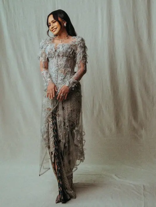 Rossa mengenakan kebaya baby blue dihiasi bunga 3D pada bagian lengan. Kebaya panjang sheer ini dibuat oleh Eddy Betty dipadukan bawahan kain batik. [@itsrossa910]