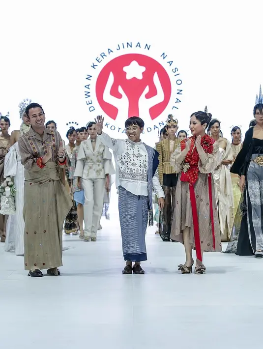 Raffi Ahmad juga tampil mengenanakan kemeja lengan panjang bermotif serasi, dengan kain Ulos yang sama dengan yang dikenakan Nagita, sebagai bawahan. Corak berwarna merah turut menjadikan penampilan Raffi Ahmad semakin serasi dengan Nagita Slavina. [Foto: Instagram/jfwofficial]