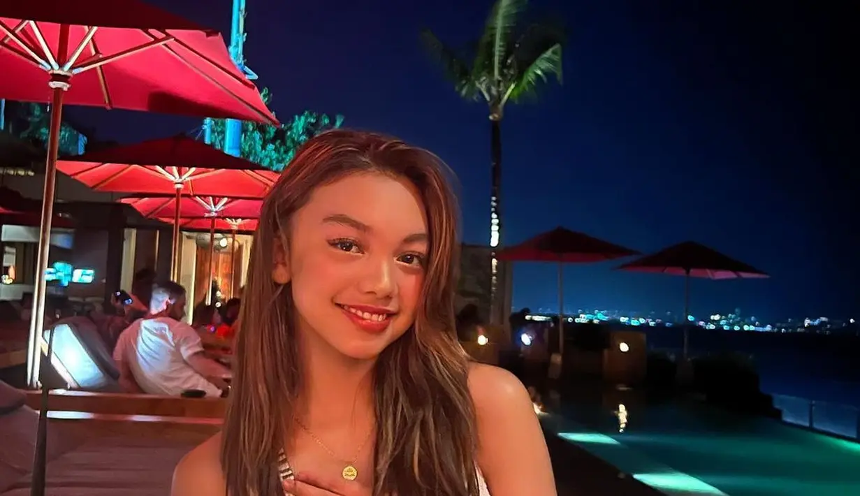 Beberapa kali, penyanyi yang merupakan putri Nola B3 ini tampil menawan dengan outfit backless.  (Instagram/naura.ayu).