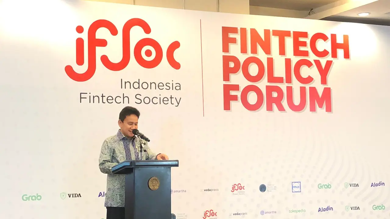 Wakil Ketua OJK Mirza Adityaswara dalam acara Fintech Policy Forum Seri II di Auditorium Center for Strategic and International Studies (CSIS), Jakarta, Selasa (8/8/2023).  Mirza mengatakan bahwa kredit pinjol tumbuh tinggi. (Tira/Liputan6.com)