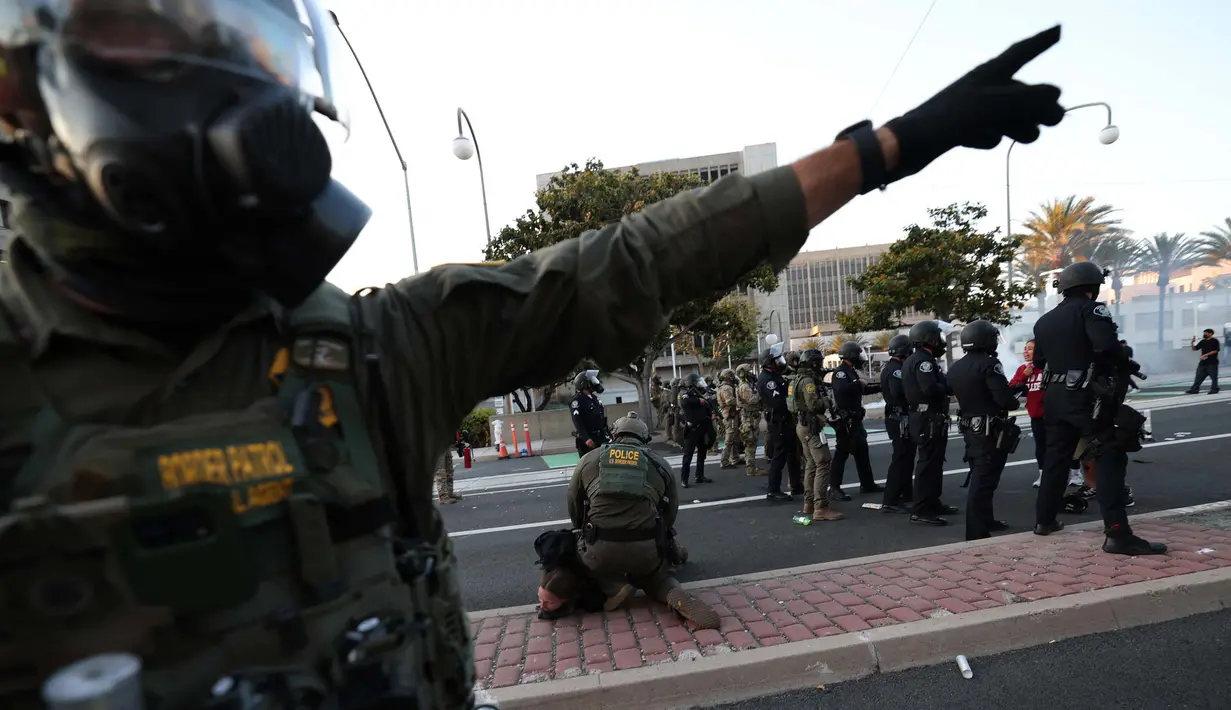 Sekitar 700 personel aktif marinir dikerahkan ke Los Angeles untuk memulihkan ketertiban. (Patrick T. Fallon/AFP)