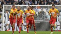 Para pemain Benevento merayakan gol yang dicetak Amato Ciciretti ke gawang Juventus pada laga Serie A Italia di Stadion Allianz, Turin, Minggu (5/11/2017). Juventus menang 2-1 atas Benevento. (AFP/Miguel Medina)