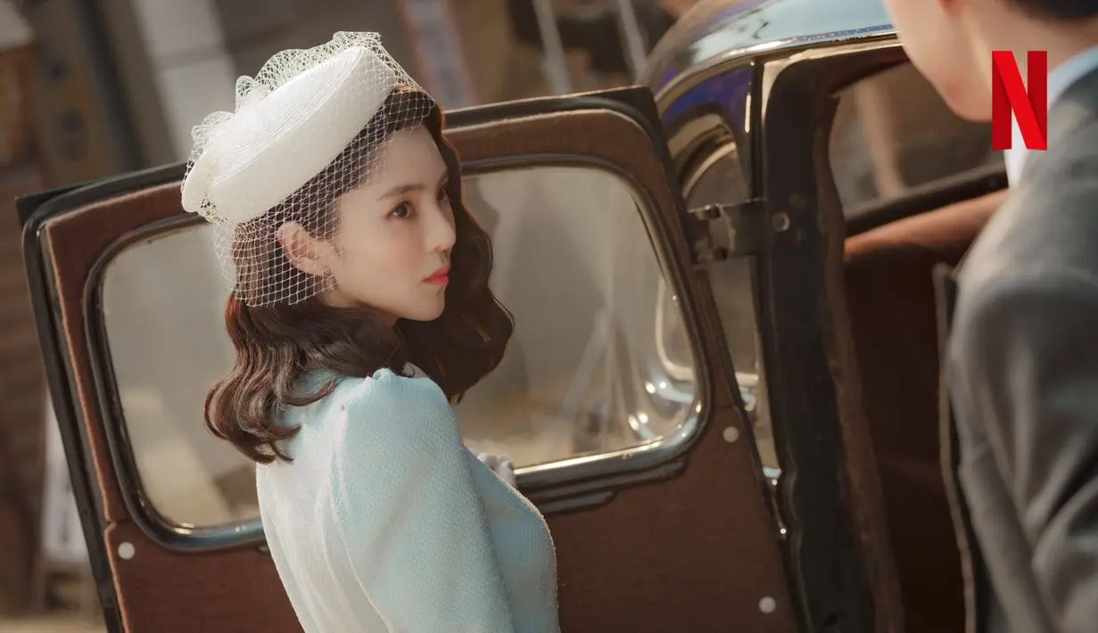 Han So Hee berperan sebagai Yoon Chae Ok yang mencari orang hilang bahkan dikabarkan bisa menemukan mereka yang sudah meninggal. Saat mencari petunjuk tentang ibunya yang hilang, dia pergi ke Gyeongseong dan membuat kesepakatan dengan Jang Tae Sang. (Foto: Netflix KR)