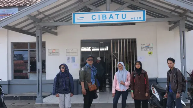 Seniman Himpunan Sastrawan Dramawan Garut (Hisdraga) nampak menikmati perjalanan pagi menyusuri jalur reaktivasi kereta Garut Kota-Cibatu