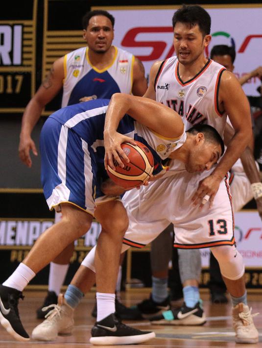Pemain Satria Muda, Ronaldo Sitepu mencoba melewati adangan pemain Pelita Jaya, Ponsianus Indrawan pada laga Perbasi Cup 2017 di Sports Mall, Kelapa Gading, Jakarta, (10/11/2017). Pelita Jaya menang 82-77.  (Bola.com/Nick Hanoatubun)