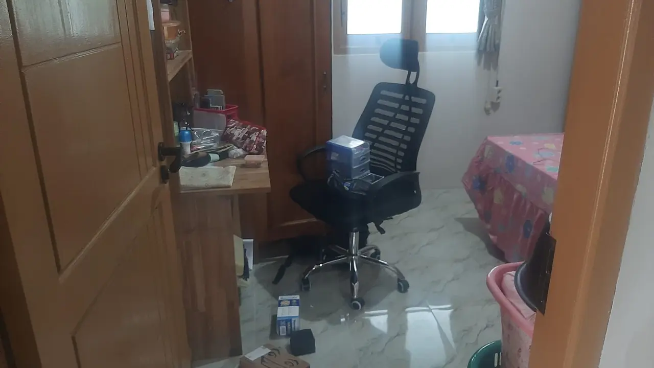 Kondisi rumah di kawasan Leuwinanggung, Tapos, Kota Depok, yang disatroni kawanan pencuri saat momen Lebaran 2025.