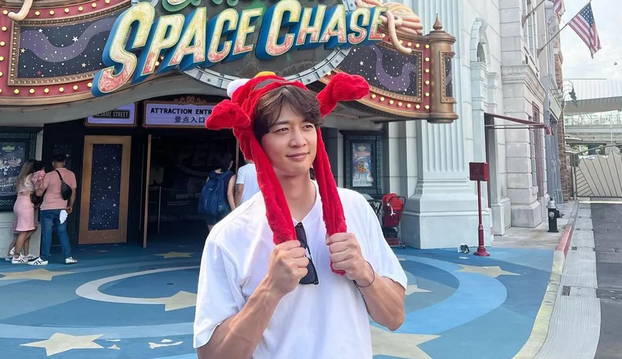 Dikenal suka traveling, Minho SHINee baru-baru ini membagikan liburannya di Singapura. Melengkapi liburannya di sana, rapper tampan yang satu ini pergi mengunjungi Universal Studios Singapore. Potretnya dengan memakai topi elmo ini membuatnya makin manis. (Liputan6.com/IG/@choiminho_1209)