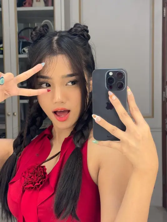 Deretan artis yang sempat terlihat menggunakan gaya ini di antaranya Hailey Bieber, Tyla, Karina aespa, dan masih banyak lagi. [@fuji_an].