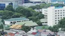 Gedung-gedung tinggi di Kawasan sekitar Abdul Muis, Jakarta,  Jumat (22/1). Pembelian lahan ini untuk dijadikan Ruang Terbuka Hijau (RTH) untuk menekan polusi udara di Jakarta. (Liputan6.com/Faizal Fanani)