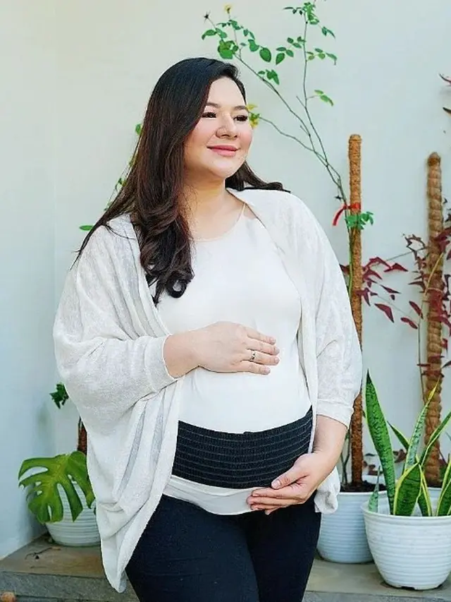 7 Potret Inspirasi Gaya Penampilan Eriska Rein saat Hamil Tua, Tetap Stylish