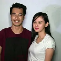 Eza Gionino menggandeng kekasih barunya saat berada di lokasi syuting sinetron Halilintar. Ternyata kisahnya dengan kekasihnya, Eca berawal dari sebuah pertemuan tak terduga di panti rehabilitasi.