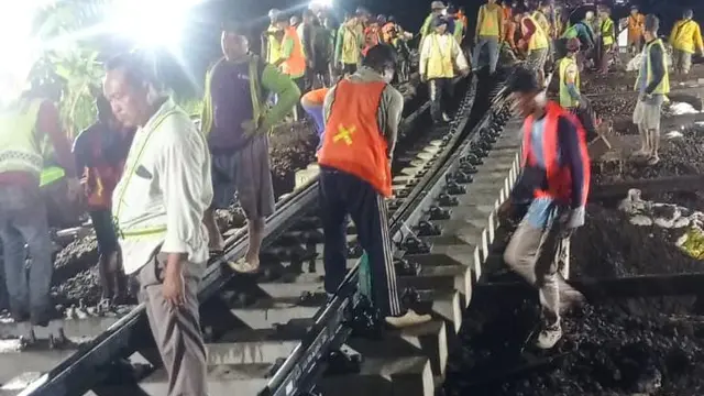 PT KAI Daop 9 Jember lakukan pergantian rel kereta jelang angkutan Nataru 2025 (Istimewa)