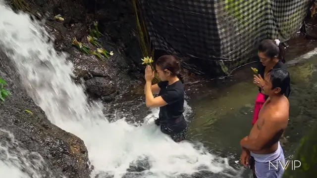 7 Potret Nikita Willy Saat Jalani Ritual Melukat di Air Terjun Sebatu