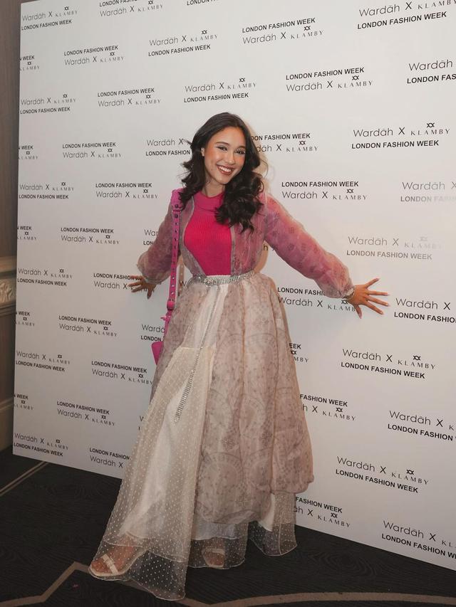 7 Momen Yasmin Napper saat Diundang di London Fashion Week 2023, Tampil Ceria