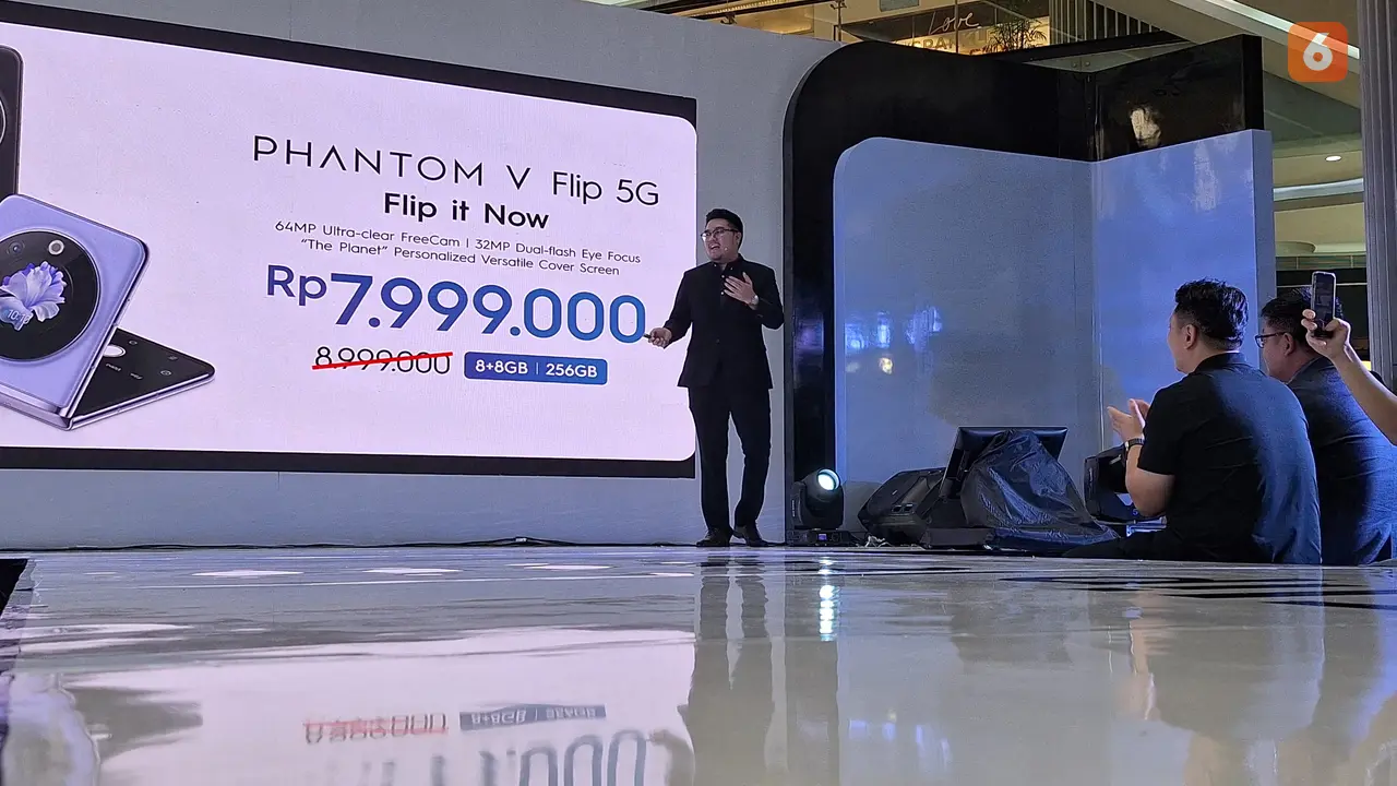 Anthoni Roderick, Public Relations Manager Tecno Indonesia dalam peluncuran Phantom V Flip 5G di Indonesia (Liputan6.com/Giovani Dio Prasasti)