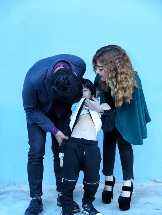 Bahkan, saat anak Irma, Gibran merayakan ulang tahun yang ke-5 tahun. Dika menyempatkan datang untuk menghadirinya. Sejak menjalin hubungan asmara dengan Irma, Dika jadi dekat dengan Gibran. (Adrian Putra/Bintang.com)