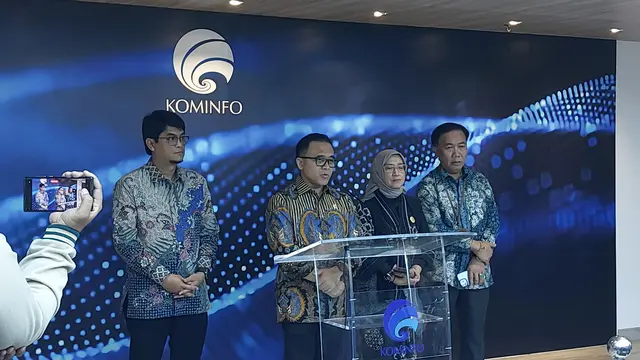 Menteri Pendayagunaan Aparatur Negara dan Reformasi Birokrasi (PAN RB) Abdullah Azwar Anas dalam Konferensi Pers Progres Pengadaan ASN 2024 di Kantor Kementerian Komunikasi dan Informatika, Jakarta, Jumat (3/5/2024). (Arief/Liputan6.com)