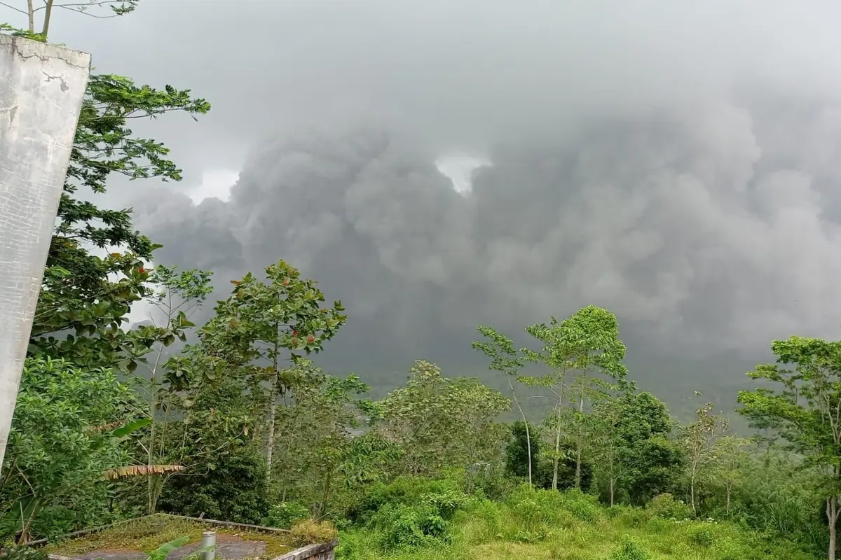 Gunung Semeru kembali erupsi.