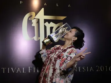 Aktris Cut Mini meraih Piala Citra untuk Pemeran Utama Wanita Terbaik dalam Festival Film Indonesia (FFI) 2016 di Taman Ismail Marzuki, Jakarta, Minggu (6/11). Penghargaan diterima Cut Mini berkat aktingnya dalam film Athirah (Liputan6.com/Gempur M Surya)