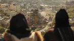 Para perempuan Palestina menyaksikan pasukan Israel yang menggunakan ekskavator merobohkan sebuah bangunan yang dibangun tanpa izin di lingkungan Wadi Qaddum, Yerusalem timur, pada Senin 22 Desember 2025. Ratusan warga Palestina terusir saat buldoser-buldoser Israel meratakan sebuah bangunan tempat tinggal empat lantai di wilayah Yerusalem Timur. (Ahmad GHARABLI/AFP)