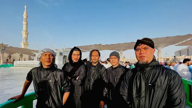 6 Potret Dewa 19 Jalani Ibadah Umrah, Kompak Pakai Baju Batik di Masjidil Haram