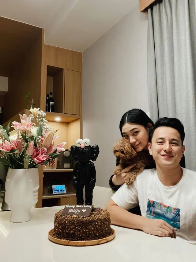 6 Potret Apartemen Billy Davidson dan Istri, Modern dan Banyak Action Figure