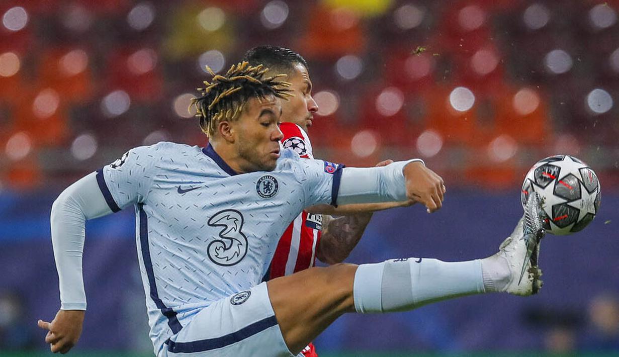Pemain Atletico Madrid, Mario Hermoso, berebut bola dengan pemain Chelsea, Reece James, pada laga Liga Champions di Arena Nationala, Rumania, Rabu (24/02/2021). Chelsea menang dengan skor 1-0. (AP/Vadim Ghirda)
