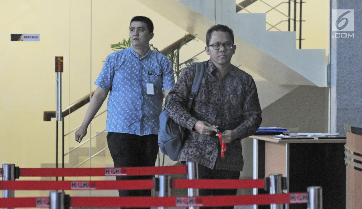 Vice President of Investor Relations and Corporate Secretary PT Garuda Indonesia (Persero) Tbk Hengki Heriandono berjalan keluar gedung KPK usai pemeriksaan sebagai saksi dengan tersangka Emirsyah Satar, Jakarta, Rabu (31/1).(Liputan6.com/Herman Zakharia)