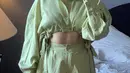 Ia juga tampil dengan one set warna hijau, dari atasan crop top lengan panjang dipadukan short pantsnya. (@rklopperr)