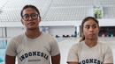 Adelia Chantika (kiri) dan Azzahra Permatahani tampak serius mendengarkan pengumuman atlet akuatik indonesia yang terpilih ke SEA Games 2025. (Bola.com/Abdul Aziz)