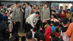 Presiden Republik Indonesia, Prabowo Subianto (tengah), bertemu dengan anak-anak korban banjir bandang di posko pengungsian Pandan, Tapanuli Tengah, Provinsi Sumatera Utara, pada 1 Desember 2025. Presiden Republik Indonesia, Prabowo Subianto mengunjungi meninjau langsung penanganan dampak banjir yang melanda Tapanuli Tengah, Provinsi Sumatera Utara, pada Senin 1 Desember 2025. (YT Hariono/AFP)