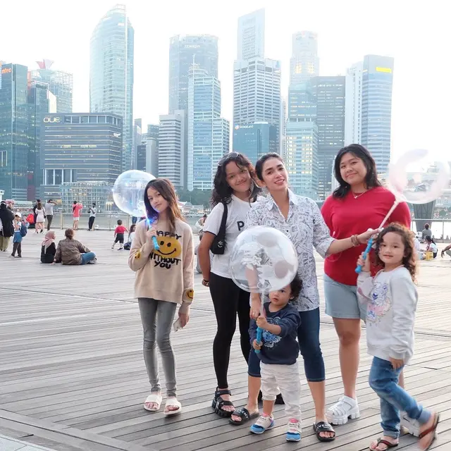 Potret Ussy Sulistiawaty bersama kelima anaknya. (Foto: Instagram/ussypratama)