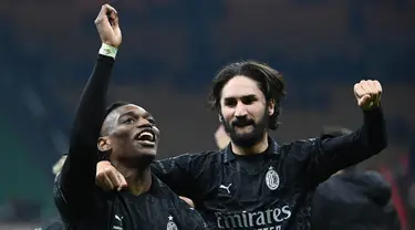 Penyerang AC Milan, Rafael Leao (kiri) bersama Yacine Adli merayakan kemenangan pada akhir pertandingan sepak bola Serie A Italia melawan Napoli di Stadion San Siro, Milan pada 11 Februari 2024. (Isabella BONOTTO/AFP)