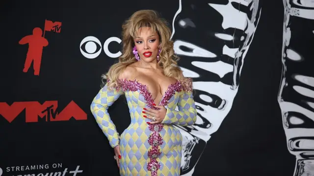 7 Artis Berbusana Terbaik di MTV VMAs 2025, KATSEYE Debut dengan Dolce & Gabbana