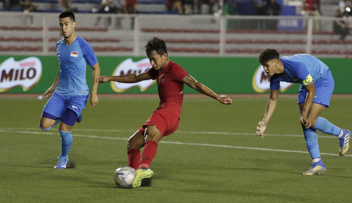 Striker Timnas Indonesia U-22, Osvaldo Haay, bersiap melepaskan tendangan ke gawang Singapura U-22 pada laga SEA Games 2019 di Stadion Rizal Memorial, Manila, Kamis (28/11). Indonesia menang 2-0 atas Singapura. (Bola.com/M Iqbal Ichsan)