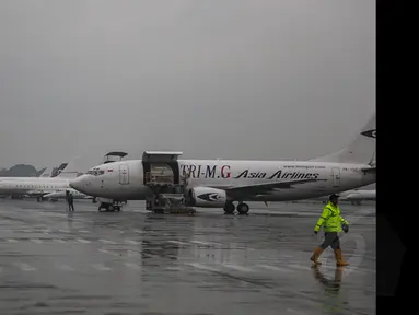 Kebijakan batasan tarif di segmen penerbangan murah (low cost carrier/LCC) oleh Kementerian perhubungan menjadi sorotan komisi V DPR, Jakarta, Jumat (23/1/2014). (Liputan6.com/Faizal Fanani)